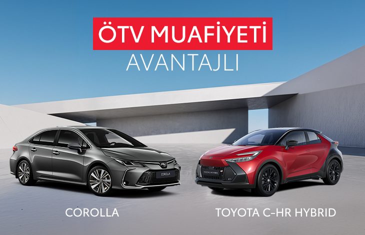 Geniş, modern bir mimari yapının önünde iki Toyota modeli yan yana duruyor. Solda gri bir Toyota Corolla, sağda kırmızı bir Toyota C‑HR Hybrid bulunuyor. Gökyüzü açık mavi, ortam ferah ve temiz. Üst tarafta büyük puntolarla “ÖTV Muafiyeti Avantajlı” yazısı yer alıyor. Görsel genel olarak kampanya duyurusu havasında, sade ve kurumsal bir reklam estetiğine sahip.