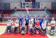 Tekerlekli Sandalye Basketbol A Milli Erkek Takımımız, Türkiye Bedensel Engelliler Spor Federasyonu yetkilileri ile teknik kadro beraber spor salonunda fotoğraf çektiriyor.