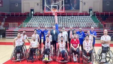 Tekerlekli Sandalye Basketbol A Milli Erkek Takımımız, Türkiye Bedensel Engelliler Spor Federasyonu yetkilileri ile teknik kadro beraber spor salonunda fotoğraf çektiriyor.