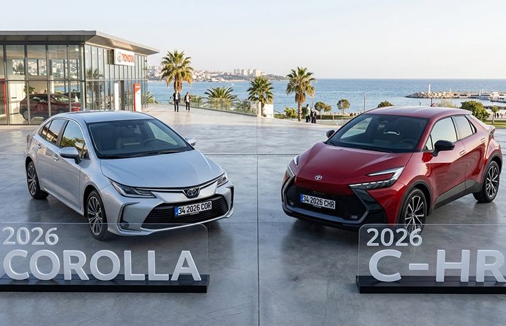 Sahile yakın açık alanda yapılan bir tanıtım alanında Toyota marka iki araç yan yana sergileniyor. Solda gümüş renkli 2026 Corolla, sağda kırmızı 2026 C‑HR bulunuyor. Her iki modelin önünde şeffaf tanıtım panoları yer alıyor ve arka planda palmiye ağaçları ile modern bir Toyota binası görünüyor.
