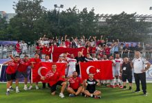 Türkiye Görme Engelliler B1 Erkek Futbol Takımı, teknik heyet ve tribünde bulunan taraflar Türk bayrakları ile seviniyorlar.