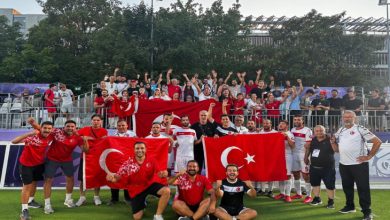 Türkiye Görme Engelliler B1 Erkek Futbol Takımı, teknik heyet ve tribünde bulunan taraflar Türk bayrakları ile seviniyorlar.