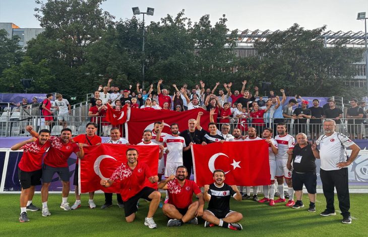 Türkiye Görme Engelliler B1 Erkek Futbol Takımı, teknik heyet ve tribünde bulunan taraflar Türk bayrakları ile seviniyorlar.