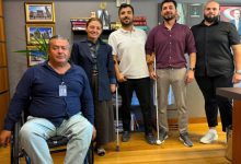 Türkiye Engelliler Konfederasyonu yöneticileri ve Milletvekili Fatma Öncü, makam odasında anı fotoğrafı çektiriyor.