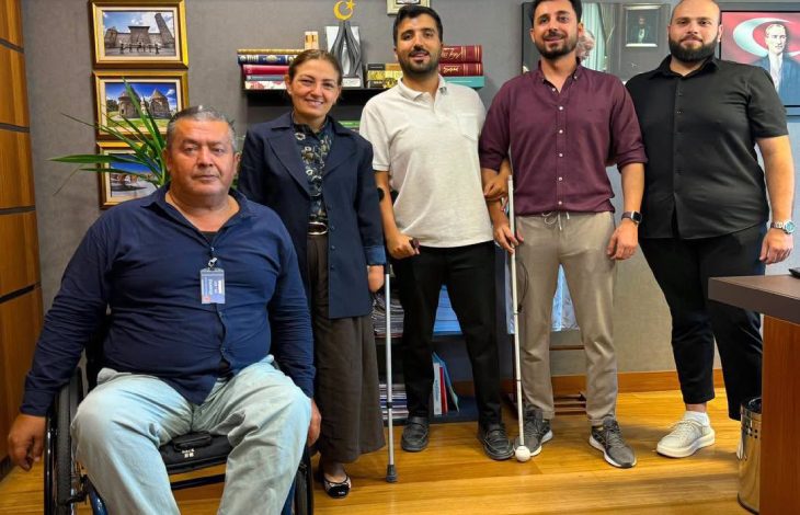 Türkiye Engelliler Konfederasyonu yöneticileri ve Milletvekili Fatma Öncü, makam odasında anı fotoğrafı çektiriyor.