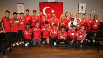 Türkiye İşitme Engelliler Spor Federasyonu yönetimi, milli sporcular ve teknik kadrolar hep beraber poz veriyor.