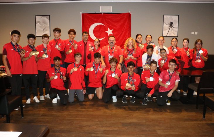 Türkiye İşitme Engelliler Spor Federasyonu yönetimi, milli sporcular ve teknik kadrolar hep beraber poz veriyor.