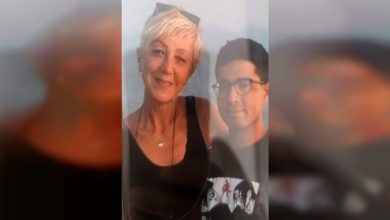 Zihinsel engelli Ahmet Barış Kandemir ile annesi Nurten Kandemir'in yan yana olduğu fotoğraf.