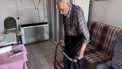 Niyazi Vural çay ocağında medikal yürüteç tutarak geziyor.