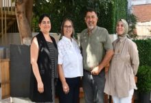 Uzm. Dr. Aykan Çelikel ile Prof. Dr. Mehtap Kartal ve ekibi yan yana poz veriyor.