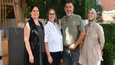 Uzm. Dr. Aykan Çelikel ile Prof. Dr. Mehtap Kartal ve ekibi yan yana poz veriyor.