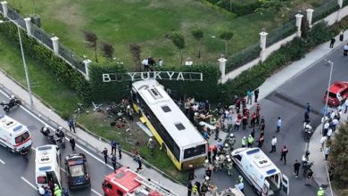 İETT otobüsünün bir sitenin bahçe duvarına çarpmış. Etrafında itfaiye, polis ve ambulans araçları bulunuyor.