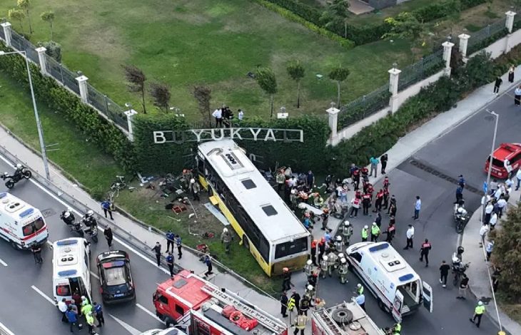 İETT otobüsünün bir sitenin bahçe duvarına çarpmış. Etrafında itfaiye, polis ve ambulans araçları bulunuyor.