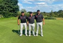 Yeşil alan üzerinde, solda engelli Milli Golf Sporcusu Mehmet Kazan, ortada antrenör İdris Topar ve sağda Karahan Yıldırım yer alıyor.