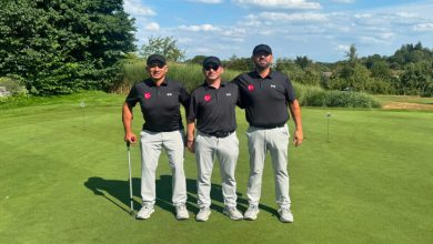 Yeşil alan üzerinde, solda engelli Milli Golf Sporcusu Mehmet Kazan, ortada antrenör İdris Topar ve sağda Karahan Yıldırım yer alıyor.