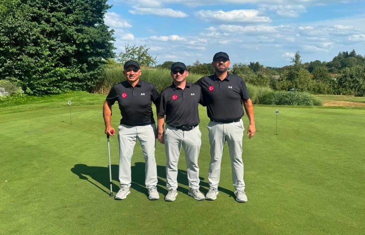 Yeşil alan üzerinde, solda engelli Milli Golf Sporcusu Mehmet Kazan, ortada antrenör İdris Topar ve sağda Karahan Yıldırım yer alıyor.