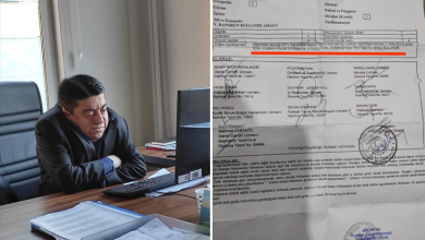 Görselin üst bölümü, yan yana iki kareden oluşan bir kolaj şeklinde düzenlenmiş. Sol tarafta, ofis ortamındaki çalışma masasında oturan ve kollarını masaya dayamış bedensel engelli sürücü yer alıyor; takım elbiseli sürücü yüzünde düşünceli, yorgun ve hüzünlü bir ifadeyle öne doğru bakarken masanın üzerinde bilgisayar monitörü, klavye ve evrak dosyaları görülüyor. Sağ tarafta ise sürücünün daha önce aldığı resmî "Özürlü Sağlık Kurulu Raporu" yer alıyor; belgenin üzerinde kırmızı çizgiyle altı çizilmiş olarak "H SINIFI OLUR OTOMATİK VİTESLİ ÖZEL DİREKSİYON TERTİBATLI ARAÇ KULLANIR" kararı ile doktor kaşeleri, imzalar ve resmî mühürler dikkat çekiyor.