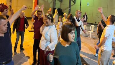 Final programı gecesinde özel gereksinimli gençler dans ediyor.