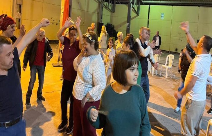 Final programı gecesinde özel gereksinimli gençler dans ediyor.