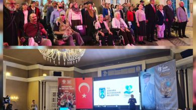 Programdan bir kareyi yansıtan görselde, engelli bireyler, ABB ve Ankara Kent Konseyi temsilcileri ile katılımcıların bir araya geldiği; salondaki sunum ve konuşmaların yanı sıra toplu fotoğraf çekiminin gerçekleştirildiği görülüyor.