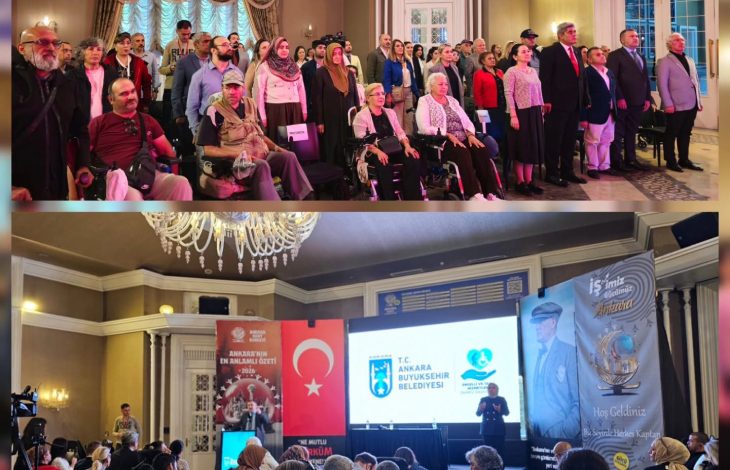 Programdan bir kareyi yansıtan görselde, engelli bireyler, ABB ve Ankara Kent Konseyi temsilcileri ile katılımcıların bir araya geldiği; salondaki sunum ve konuşmaların yanı sıra toplu fotoğraf çekiminin gerçekleştirildiği görülüyor.