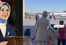 Solda, Mahinur Özdemir Göktaş kürsüde mikrofonlar önünde resmî bir konuşma yapıyor. Sağda, devlet korumasındaki 7 Suriyeli çocuğun ailelerine teslim edilmek üzere bir yetişkin eşliğinde uçağa doğru götürüldüğü an görülüyor.