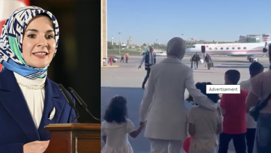 Solda, Mahinur Özdemir Göktaş kürsüde mikrofonlar önünde resmî bir konuşma yapıyor. Sağda, devlet korumasındaki 7 Suriyeli çocuğun ailelerine teslim edilmek üzere bir yetişkin eşliğinde uçağa doğru götürüldüğü an görülüyor.