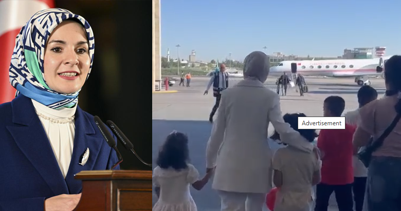 Solda, Mahinur Özdemir Göktaş kürsüde mikrofonlar önünde resmî bir konuşma yapıyor. Sağda, devlet korumasındaki 7 Suriyeli çocuğun ailelerine teslim edilmek üzere bir yetişkin eşliğinde uçağa doğru götürüldüğü an görülüyor.