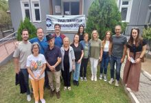 Engel Tanımayan Diş Hekimleri Derneği hizmet binası önünde bulunan sağlıkçı topluluğu ve üyeler poz veriyor.