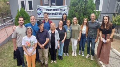Engel Tanımayan Diş Hekimleri Derneği hizmet binası önünde bulunan sağlıkçı topluluğu ve üyeler poz veriyor.