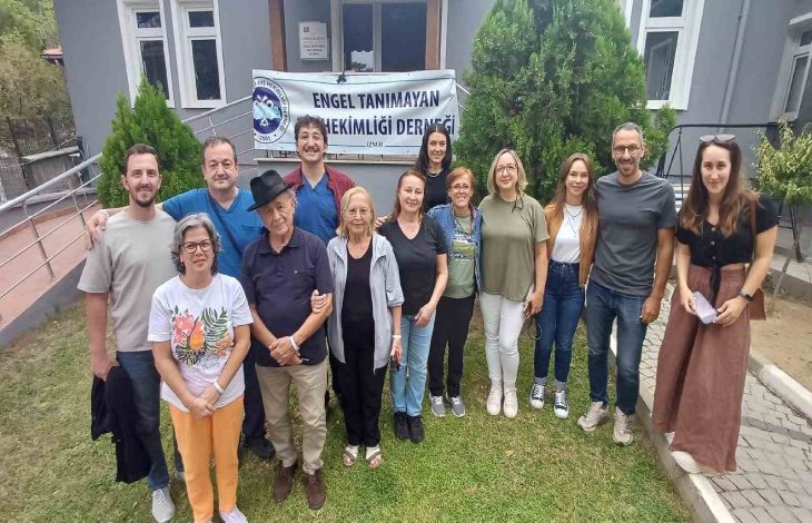 Engel Tanımayan Diş Hekimleri Derneği hizmet binası önünde bulunan sağlıkçı topluluğu ve üyeler poz veriyor.