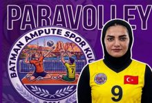 Görselde mor arka plan üzerinde **Batman Oturarak Voleybol Takımı’nın logosu** yer alırken, ön planda **İran Milli Takım Kaptanı Zehra Nejatiaraf**, siyah başörtüsü ve üzerinde 9 numara bulunan sarı forma ile görülüyor.
