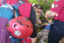 Görselde, çalılık ve otluk bir alanda yerde yatan yaşlı bir kişiye yardım eden sivil kıyafetli iki erkek ve iki resmi görevli görülmektedir. Ön plandaki görevlinin sırt çantasına takılı kırmızı bir kask ve yanında "Quechua" yazılı mor bir çanta yer almaktadır; arkadaki resmi görevlinin ise omzunda rütbe işareti bulunan kırmızı bir gömlek ve belinde telsiz taşıdığı fark edilmektedir.