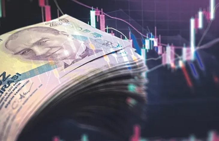 Bir yığın hâlinde duran 200 Türk Lirası banknotları ön planda görülüyor. Arka planda ise dijital finans grafikleri yer alıyor; kırmızı ve yeşil çizgiler, mum grafikleri ve veri noktaları ekonomik hareketliliği simgeliyor. Görsel, Türkiye’de ekonomi ve yatırım trendleri temasını yansıtıyor.