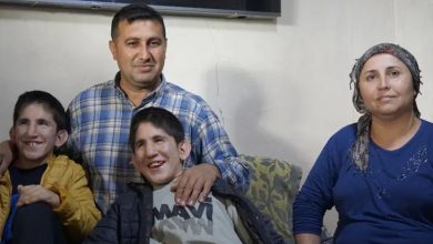 Anne Sevil Akar, eşi ve engelli çocukları yan yana oturuyor.