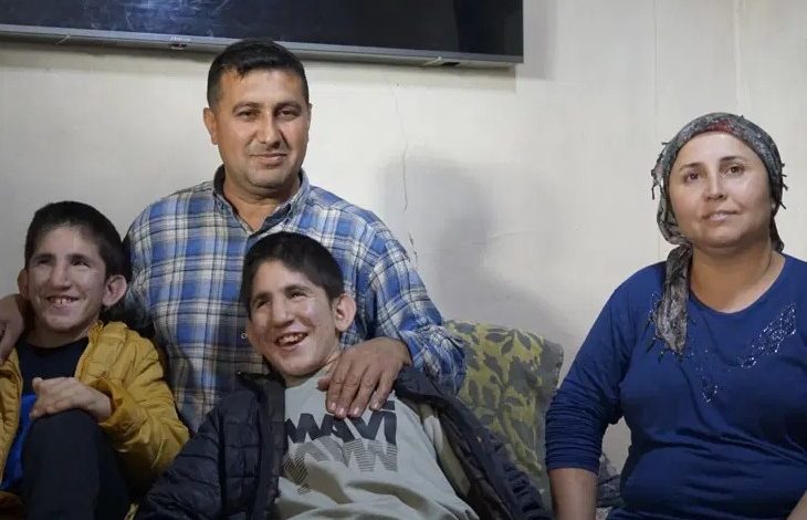Anne Sevil Akar, eşi ve engelli çocukları yan yana oturuyor.