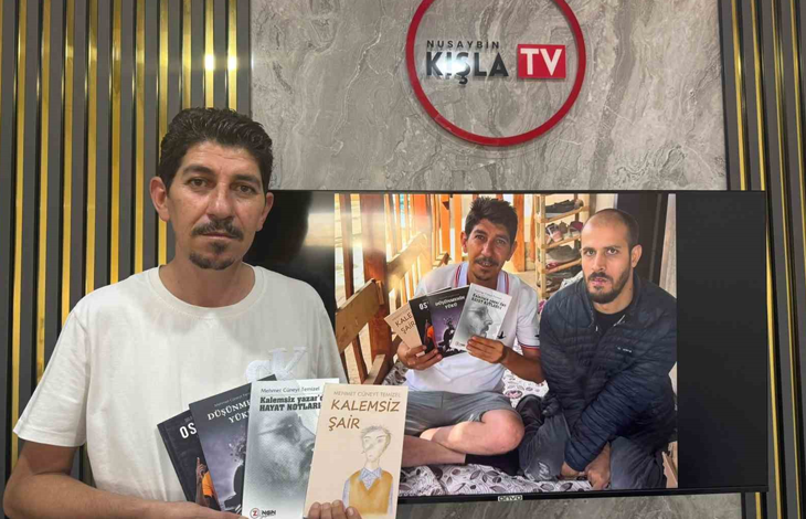 Görselde, beyaz tişörtlü bir erkek elinde dört kitap tutarak kameraya bakıyor. Arkasındaki ekranda aynı kişinin, yatakta oturan başka bir erkekle birlikte kitapları gösterdiği bir fotoğraf yer alıyor. Arka duvarda Nusaybin Kışla TV logosu görülüyor.