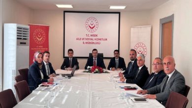 Görselde, Niğde Aile ve Sosyal Hizmetler İl Müdürlüğü toplantı salonunda, bir masa etrafında oturan yöneticilerin toplantı gerçekleştirdiği görülmektedir.