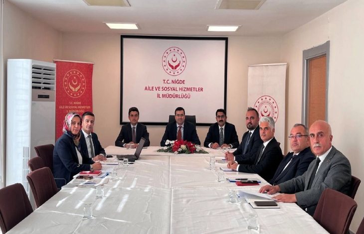Görselde, Niğde Aile ve Sosyal Hizmetler İl Müdürlüğü toplantı salonunda, bir masa etrafında oturan yöneticilerin toplantı gerçekleştirdiği görülmektedir.