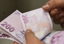 Görselde, bir kişinin elinde çok sayıda 200 Türk lirası banknot tuttuğu ve banknotları saydığı görülüyor.
