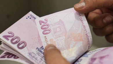 Görselde, bir kişinin elinde çok sayıda 200 Türk lirası banknot tuttuğu ve banknotları saydığı görülüyor.