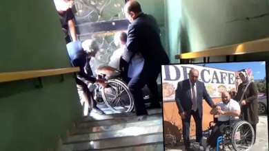 Görselin ana planında, tekerlekli sandalye kullanan bir bireyin dernek binasının dik ve basamaklı mermer merdivenlerinden üç yetişkin erkek tarafından güçlükle taşınarak indirilmeye çalışıldığı an yer alıyor. Takım elbiseli ve günlük kıyafetli kişiler sandalyeyi ön ve arka tekerleklerinden tutarak havaya kaldırmış vaziyette adım atarken; görselin sağ alt köşesindeki ek fotoğrafta ise aynı tekerlekli sandalyeli vatandaşın bir kafe önünde yanındaki takım elbiseli bir bey ve başörtülü bir kadınla birlikte dışarıda beklediği an görülüyor.