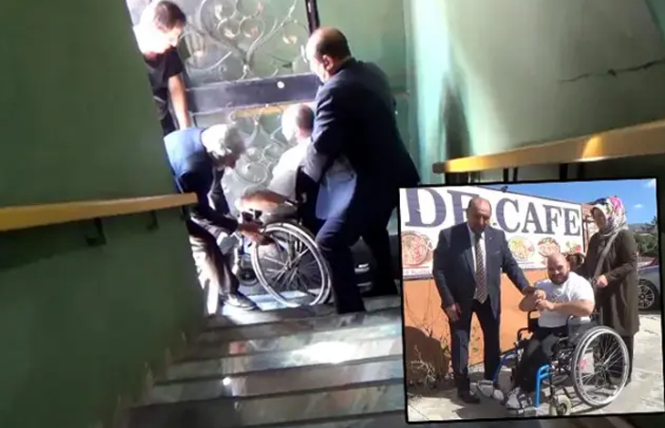 Görselin ana planında, tekerlekli sandalye kullanan bir bireyin dernek binasının dik ve basamaklı mermer merdivenlerinden üç yetişkin erkek tarafından güçlükle taşınarak indirilmeye çalışıldığı an yer alıyor. Takım elbiseli ve günlük kıyafetli kişiler sandalyeyi ön ve arka tekerleklerinden tutarak havaya kaldırmış vaziyette adım atarken; görselin sağ alt köşesindeki ek fotoğrafta ise aynı tekerlekli sandalyeli vatandaşın bir kafe önünde yanındaki takım elbiseli bir bey ve başörtülü bir kadınla birlikte dışarıda beklediği an görülüyor.