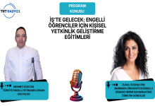 Görselin üst bölümünde, beyaz zemin üzerinde TRT Radyo 1 logolu radyo programı tanıtım afişi yer alıyor. Sol üst köşede mavi daire içinde TRT RADYO 1 logosu, ortada ise turkuaz kutucuk altında siyah harflerle "PROGRAM KONUSU: İŞ'TE GELECEK: ENGELLİ ÖĞRENCİLER İÇİN KİŞİSEL YETKİNLİK GELİŞTİRME EĞİTİMLERİ" başlığı bulunuyor. Afişin sol tarafında beyaz gömlekli ve koltuk değnekli Mehmet Kızıltaş (Türkiye Engelli İstihdamı Uzmanı / Sosyolog), sağ tarafında ise koyu dalgalı saçlı ve beyaz bluzlu Deniz Peköz (Marmara Üniversitesi Engelli Öğrenci Birimi Koordinatörü / Öğretim Görevlisi) portre fotoğraflarıyla yer alıyor; her ikisinin altında turkuaz renkli tanıtım etiketleri bulunuyor. Ortada ise retro tasarımlı nostaljik bir radyo mikrofonu illüstrasyonu yer alıyor.