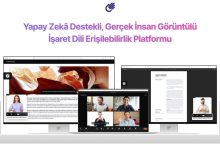 Dijital bir platformu gösteren ekranlar yer alıyor. Telefon, bilgisayar ve monitörlerde işaret diliyle iletişim kuran gerçek insanların videoları görünüyor. Üstte, yapay zekâ destekli işaret dili erişilebilirlik platformuna dair bir başlık bulunuyor.