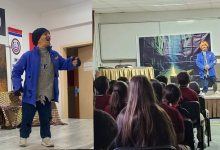 Yan yana yerleştirilmiş iki sahne görülüyor. Solda, bir oyuncu kapalı bir salonda ahşap zeminde duruyor; mavi ceket, bere ve spor ayakkabılarla bir performans sergiliyor. Arkada duvarda bayraklar ve bir kapı bulunuyor. Sağda aynı oyuncu küçük bir sahnede, kırmızı üniformalı çocuklardan oluşan bir izleyici grubuna hitap ediyor. Sahne arkasında masalsı bir sokak dekoru yer alıyor.