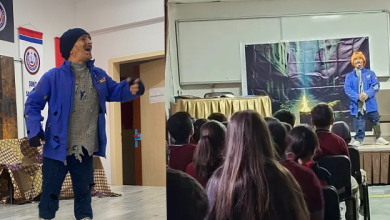 Yan yana yerleştirilmiş iki sahne görülüyor. Solda, bir oyuncu kapalı bir salonda ahşap zeminde duruyor; mavi ceket, bere ve spor ayakkabılarla bir performans sergiliyor. Arkada duvarda bayraklar ve bir kapı bulunuyor. Sağda aynı oyuncu küçük bir sahnede, kırmızı üniformalı çocuklardan oluşan bir izleyici grubuna hitap ediyor. Sahne arkasında masalsı bir sokak dekoru yer alıyor.