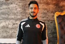 Görselin üst bölümünde, kapalı bir mekânda doğrudan kameraya bakarak poz veren ampute milli futbolcu Eyüp Alparslan yer alıyor. Kısa siyah saçlı ve kirli sakallı olan Alparslan, göğsünde beyaz renkli spor marka logosu ile Türk bayrağı arması bulunan siyah, beyaz detaylı milli takım antrenman üstünü giymiş vaziyette hafifçe tebessüm ediyor. Arka planda dokulu mermer görünümlü bir duvar ve sağ tarafta altın varaklı, oymalı klasik bir koltuğun sırt kısmı görülüyor.