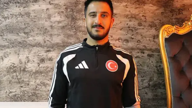 Görselin üst bölümünde, kapalı bir mekânda doğrudan kameraya bakarak poz veren ampute milli futbolcu Eyüp Alparslan yer alıyor. Kısa siyah saçlı ve kirli sakallı olan Alparslan, göğsünde beyaz renkli spor marka logosu ile Türk bayrağı arması bulunan siyah, beyaz detaylı milli takım antrenman üstünü giymiş vaziyette hafifçe tebessüm ediyor. Arka planda dokulu mermer görünümlü bir duvar ve sağ tarafta altın varaklı, oymalı klasik bir koltuğun sırt kısmı görülüyor.