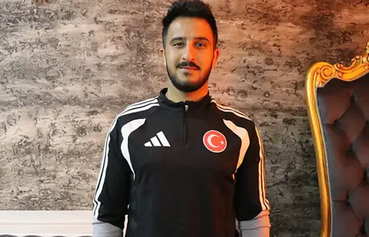Görselin üst bölümünde, kapalı bir mekânda doğrudan kameraya bakarak poz veren ampute milli futbolcu Eyüp Alparslan yer alıyor. Kısa siyah saçlı ve kirli sakallı olan Alparslan, göğsünde beyaz renkli spor marka logosu ile Türk bayrağı arması bulunan siyah, beyaz detaylı milli takım antrenman üstünü giymiş vaziyette hafifçe tebessüm ediyor. Arka planda dokulu mermer görünümlü bir duvar ve sağ tarafta altın varaklı, oymalı klasik bir koltuğun sırt kısmı görülüyor.